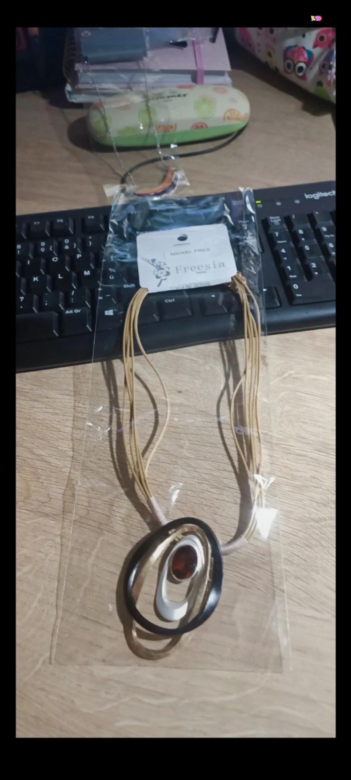 Collier kaki