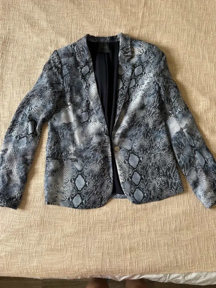 Blazer IKKS effet python bleu marine / bleu ciel – Taille 38
