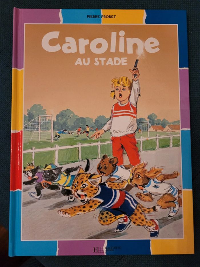 Livre rare Caroline au Stade Pierre Probst Hachette Jeunesse Album collection multicolore couleurs