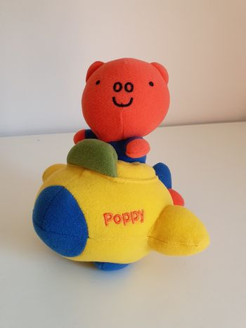 Peluche personnage dans un avion
