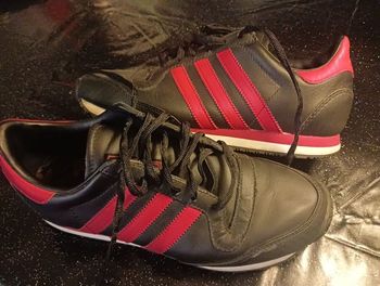 Baskets ADIDAS taille 38 . 5