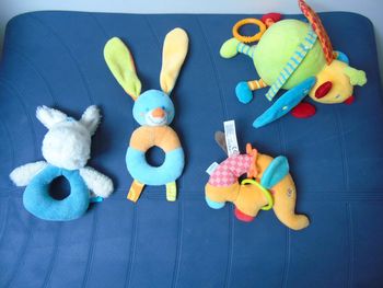 Lot de 3 doudous hochets et 1 peluche musicale
