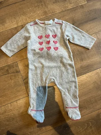Pyjama gris avec cœur 3 mois