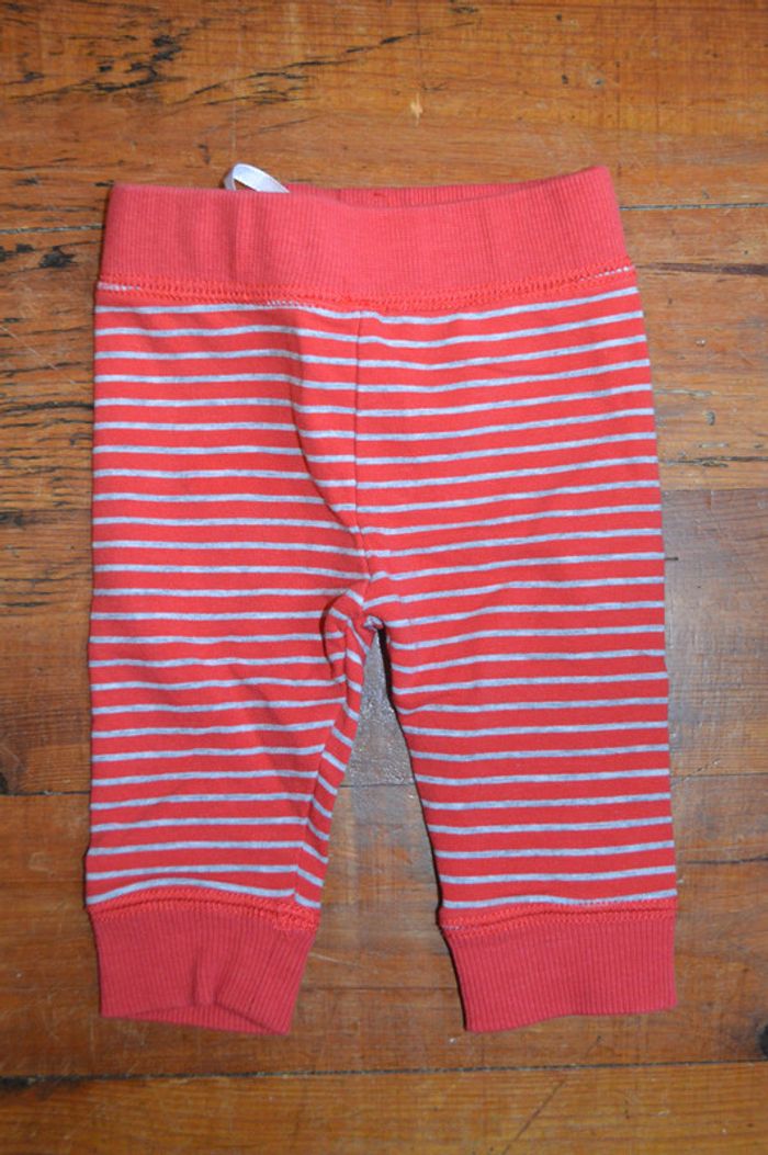 Pantalon rayé gris rouge naissance