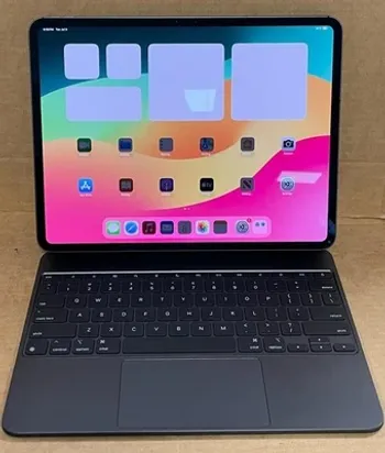 APPLE IPAD PRO 13" M4 256Go NOIR SIDÉRAL Wi-Fi + Cellule avec clavier magique en parfait état