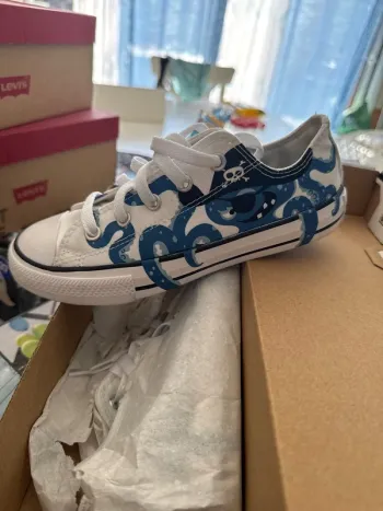 Magnifique Converse neuve  garçon basket basse 32 pieuvre