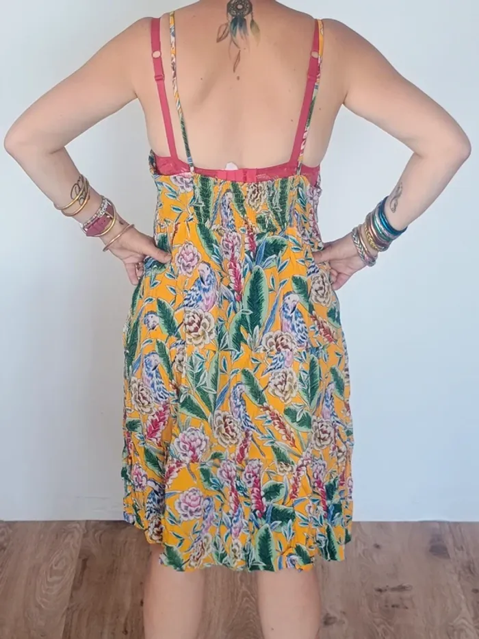 Superbe robe d'été avec un imprimé floral et tropical . Taille 44. - photo numéro 2
