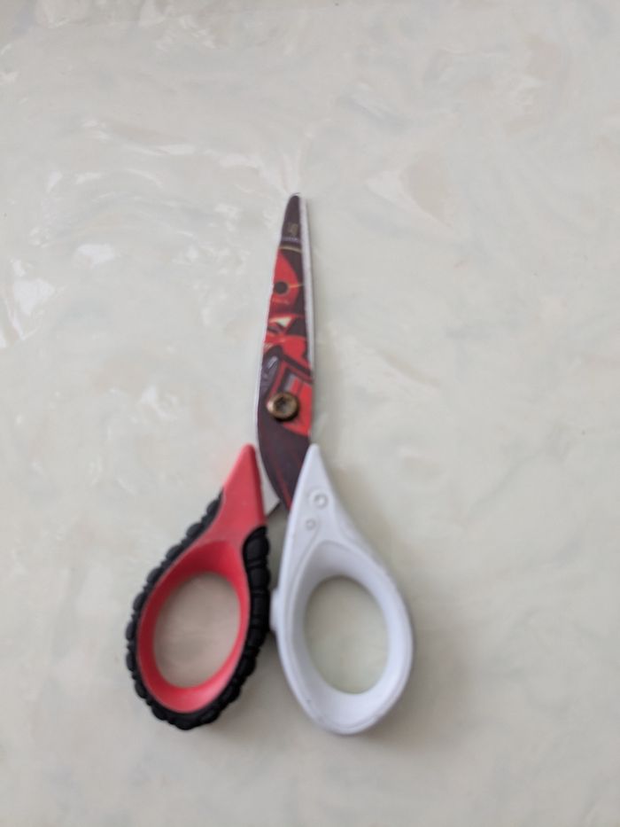 Paire de ciseaux Maped Tatoo innovation, avec anneaux souples.