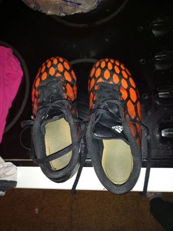 Crampons Adidas t.32 prévoir changer lacets car ils sont pleins de noeud