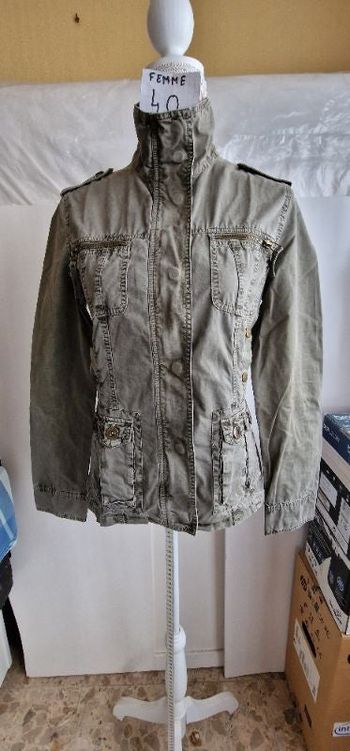 Veste, verte, style militaire, en très très bon état, en coton, longueur 59cm