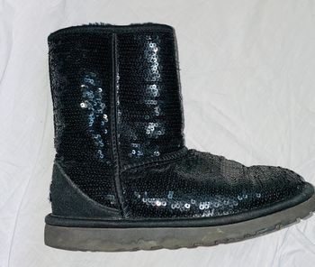 Ugg à sequins noires taille 36 bon état général valeur 190 euros