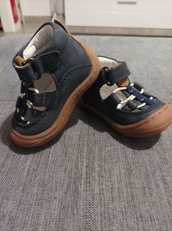 Chaussures ouvertes premiers pas