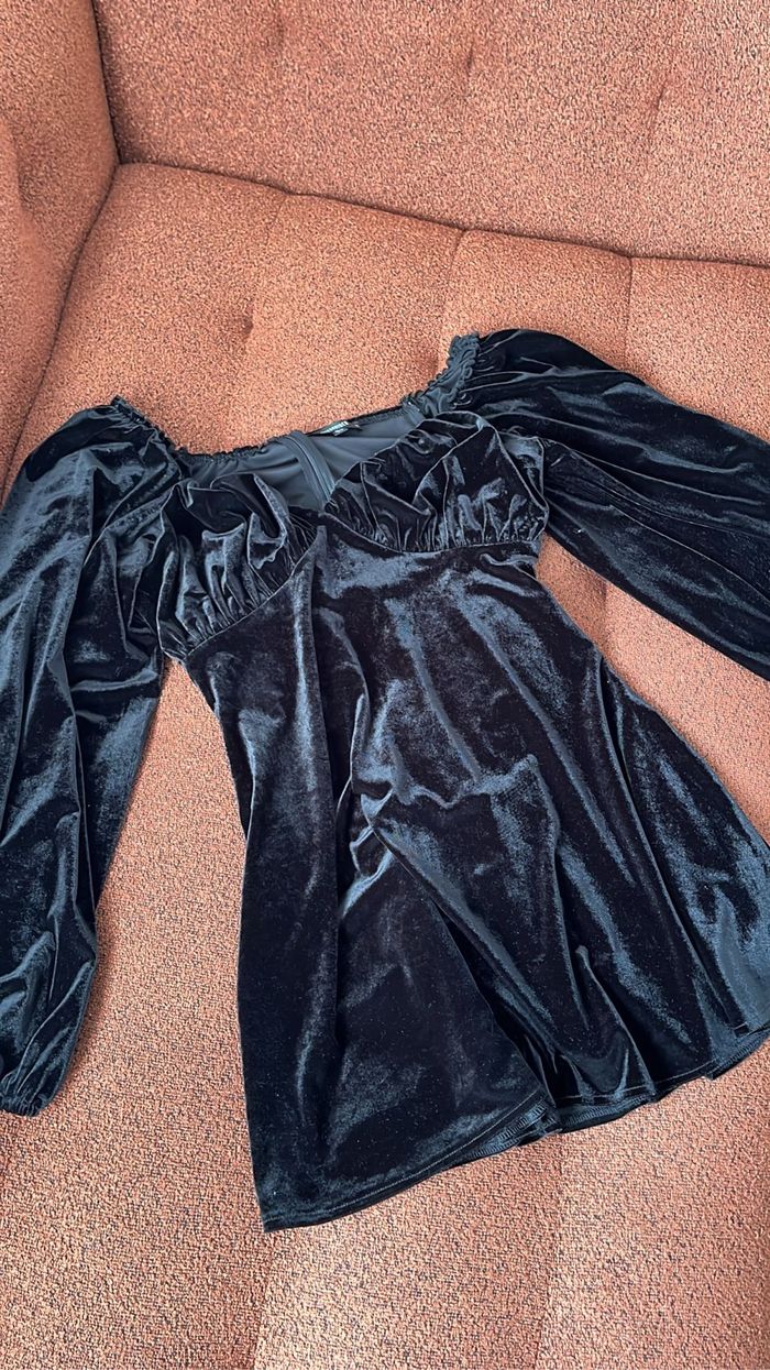 💃🏻 Robe noire en velours col froncé