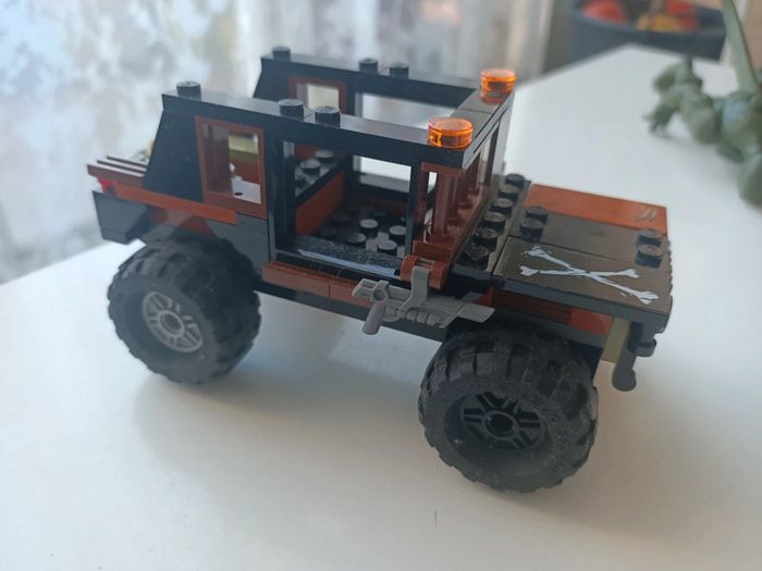 Véhicule Lego issu du set Lego Marvel 76050 l'attaque toxique de crossbones - photo numéro 2