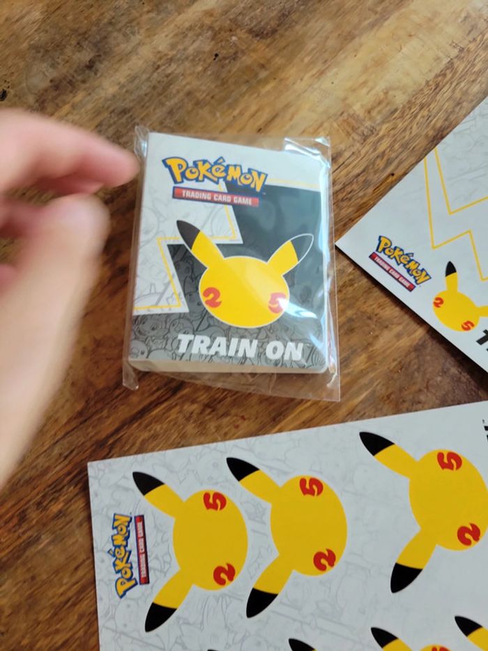 Lot pokémon 25th pikatchu mini classeur une carte et autocollant - photo numéro 3