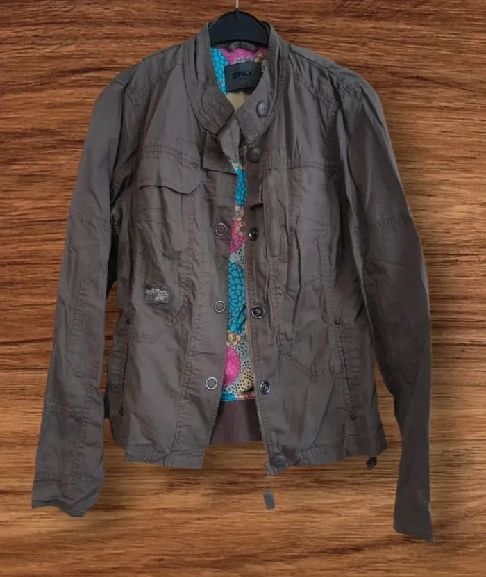 🧥 Veste kaki – Marque ONLY – Taille M