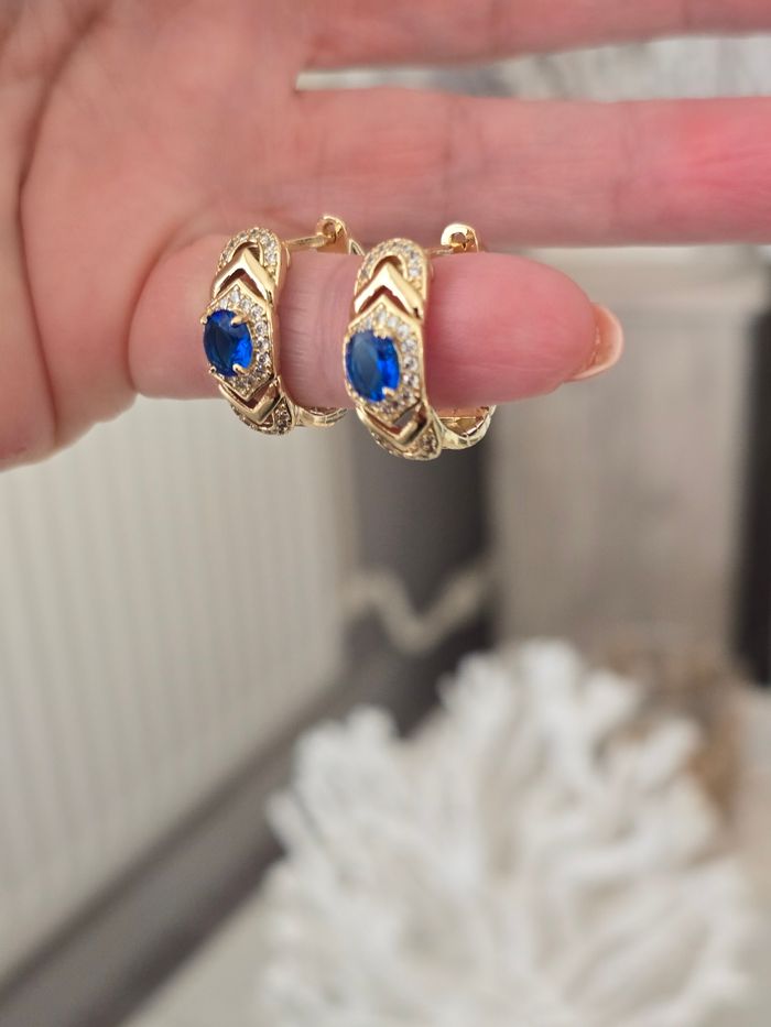 Créoles dorées avec strass bleu - photo numéro 4