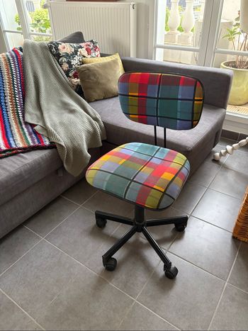 Chaise de bureau à roulettes année 90 multicolore - très bon état