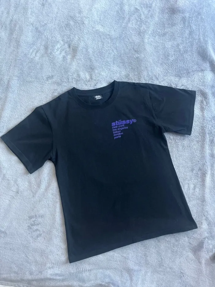 Tee-shirt Stüssy bleu foncée “fraise” Rare visuel fruité – Taille S - photo numéro 3