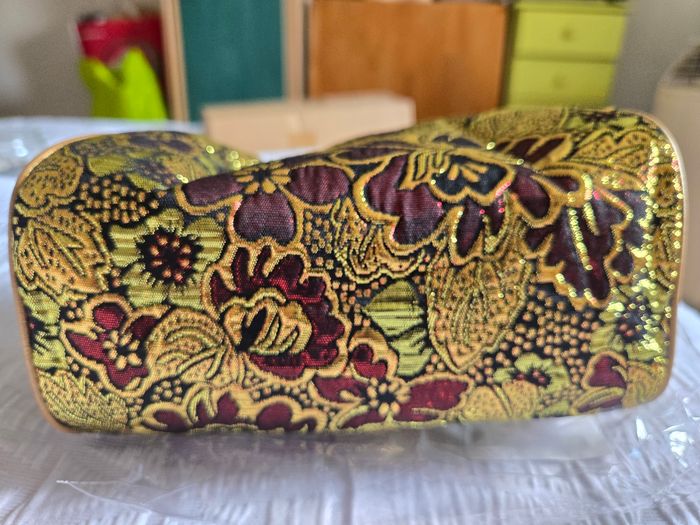 Sac à main aux broderies bordeaux et dorées - photo numéro 5
