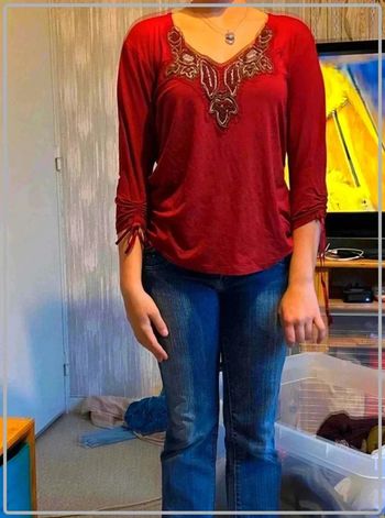 Tres  jolie  t  shirt  encolure perle taille  40