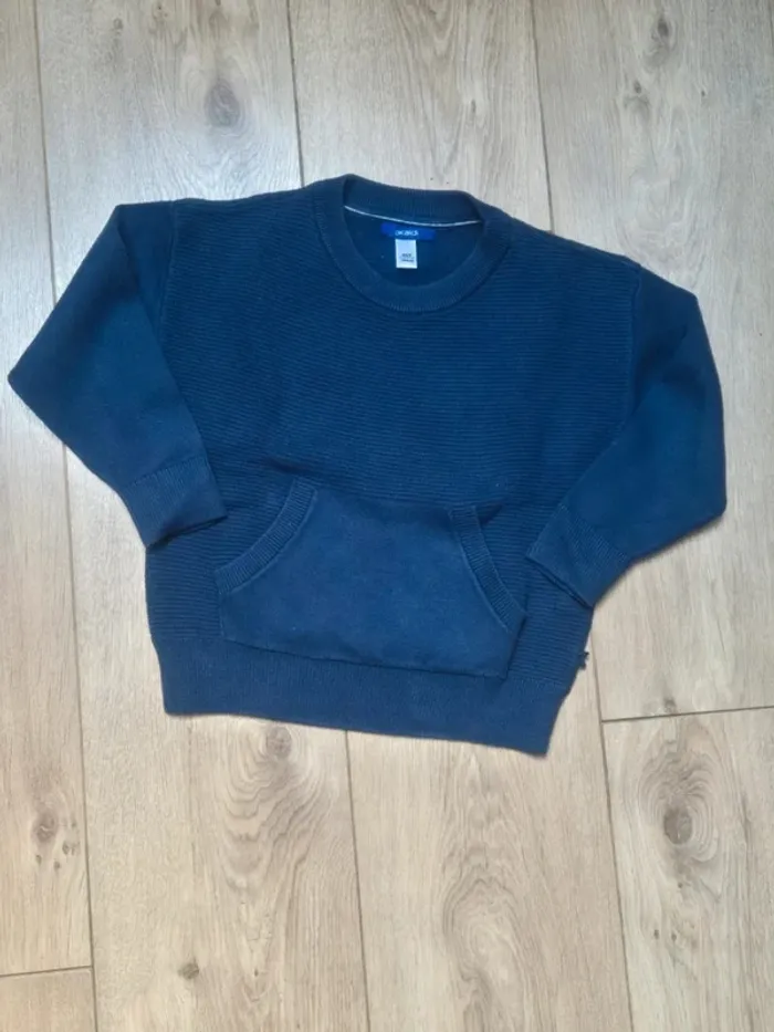 Pull okaidi poches kangourou bleu foncé 4 ans état neuf