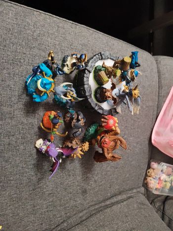 Lot 13 figurine Skylanders+ plateau