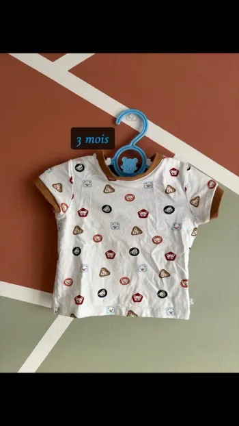 • T-shirt.