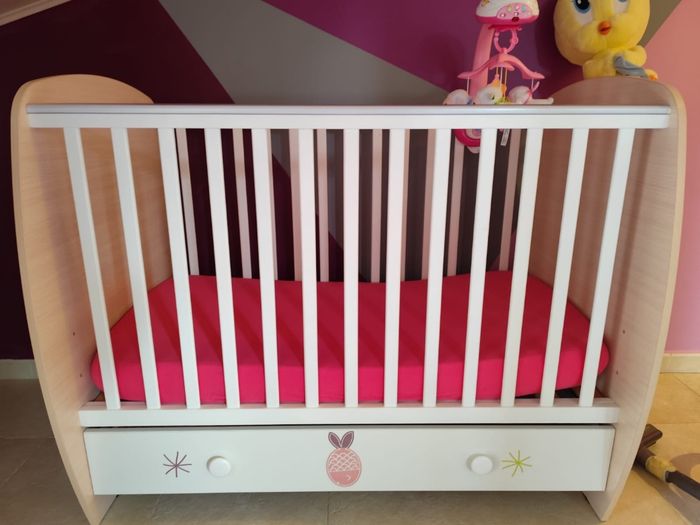 Vends lit et commodes  bébé filles ou garcon