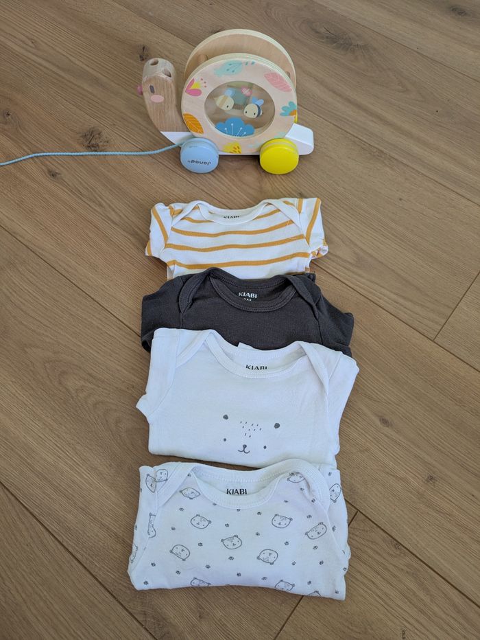 Lot bodies taille 3 mois