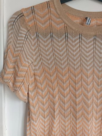 T-shirt à mailles fines zig zag beige orangé dorures Only Taille M En très bon état