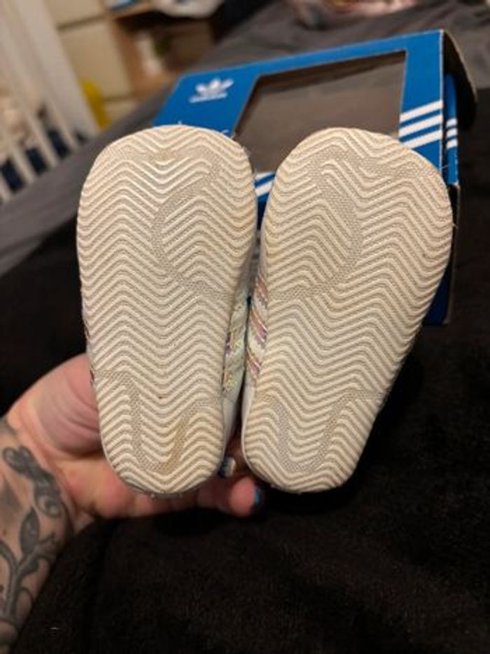 Basket Adidas taille 17 - photo numéro 2