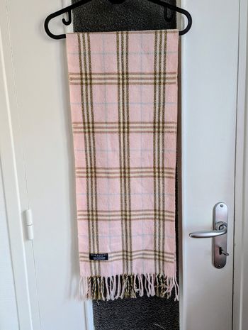 Écharpe Burberry rose en cachemire