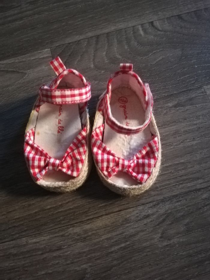 Sandales rouges  à carreaux blancs