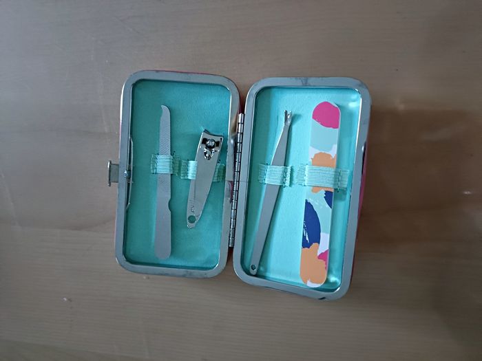 LOT ACCESSOIRES BEAUTE AVCE TROUSSE MANUCURE ET AUTRES - photo numéro 3