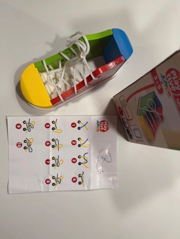 Chaussures en bois pour apprendre à faire ses lacets