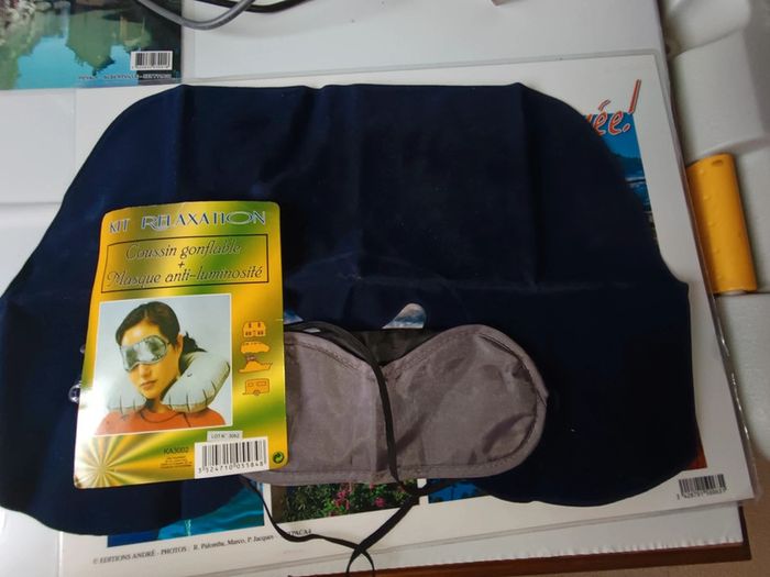 Coussin gonflable et masque de nuit