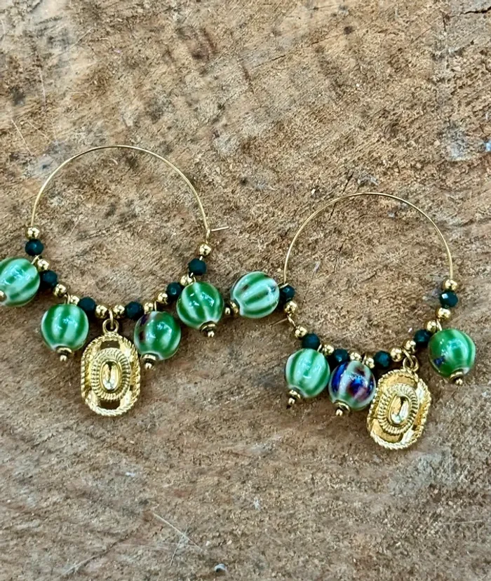 Boucles d’oreilles créoles fermées perles porcelaine chapeau acier inoxydable or