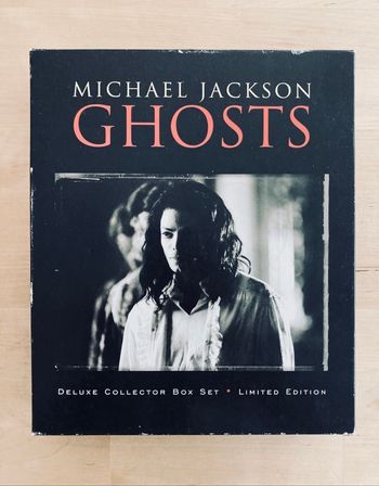 Coffret collector Michael Jackson VHS et CD.