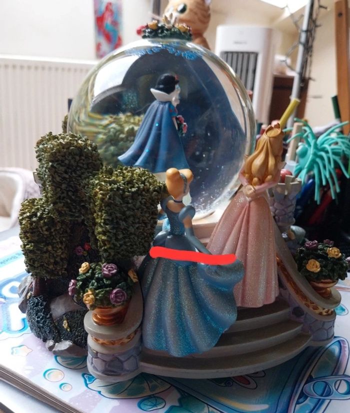Snowglobe disney disneyland Paris musical princesses - photo numéro 4