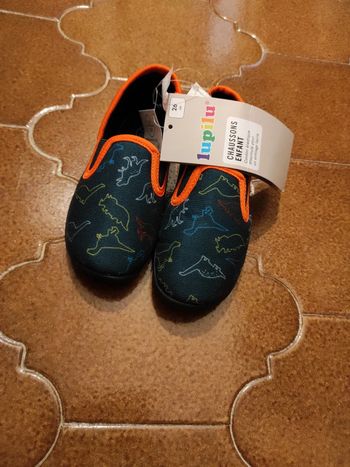 Chaussons avec étiquette - dinosaure