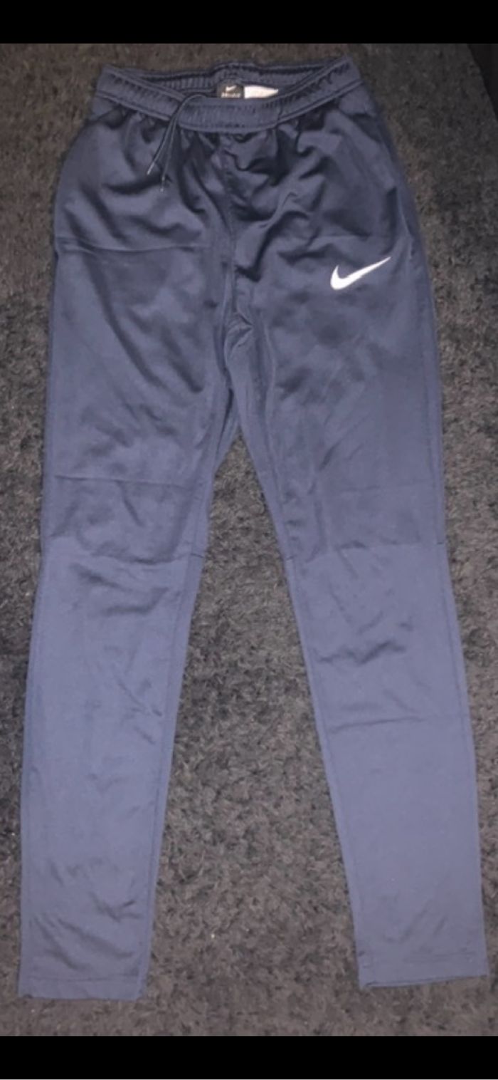 Ensemble nike neuf bleu marine pantalon et tee shirt mis à peine1fois - photo numéro 6