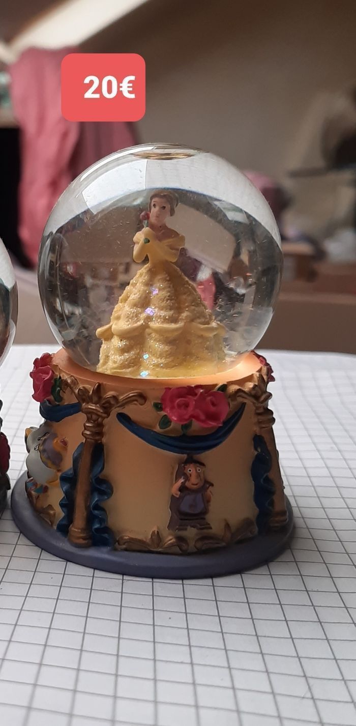 Snowglobe disney disneyland belle