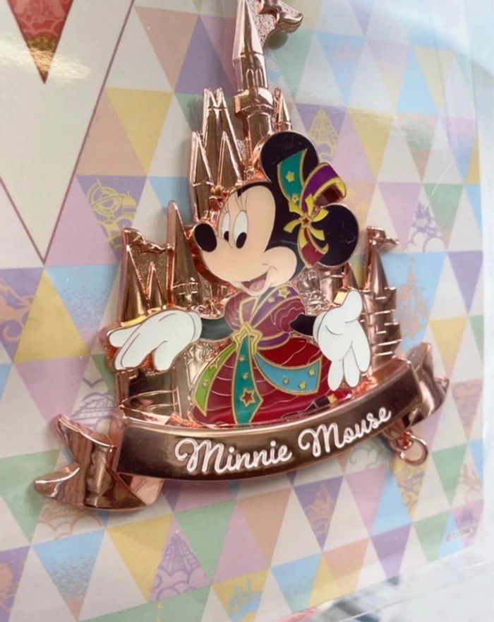 Rare Porte clé badge charm Disney Minnie Tokyo Disneyland 40th + badge fanion sold out - photo numéro 4