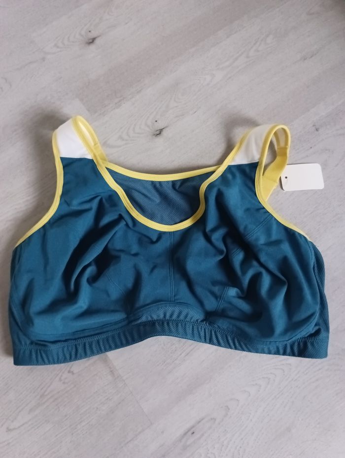 Brassière de sport 110 F Neuve avec étiquette