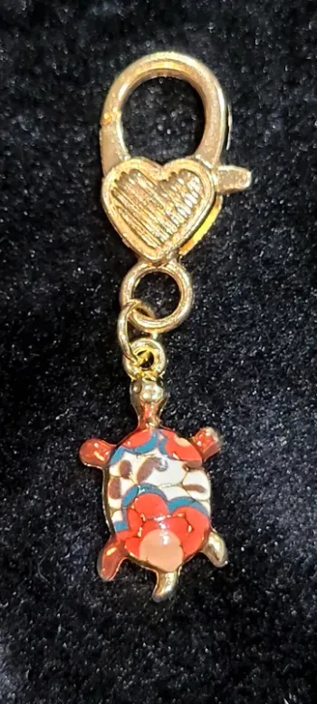 Porte-clés tortue fleurs rouge