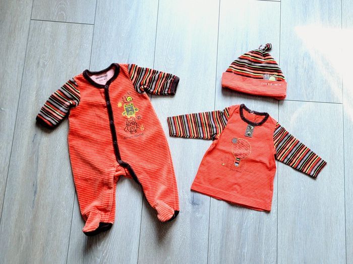 Ensemble 3 pièces  orange, marron, vert. Garçon 3 mois. Marque Orchestra