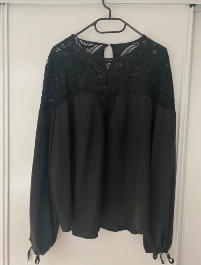 Blouse noire satinée dentelle 3XL
