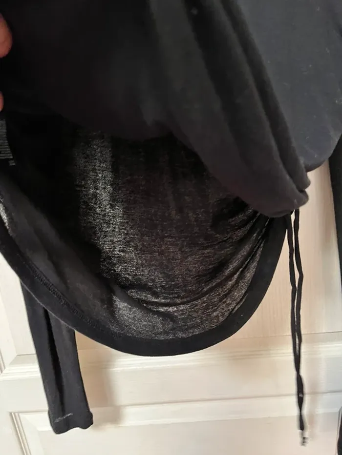 Top Neuf - noir et fin -Taille XL - se resserre sur les côtés avec des fronces et 2 cordes noires - photo numéro 4