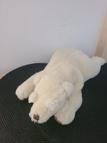 peluche doudou ours polaire couché -
